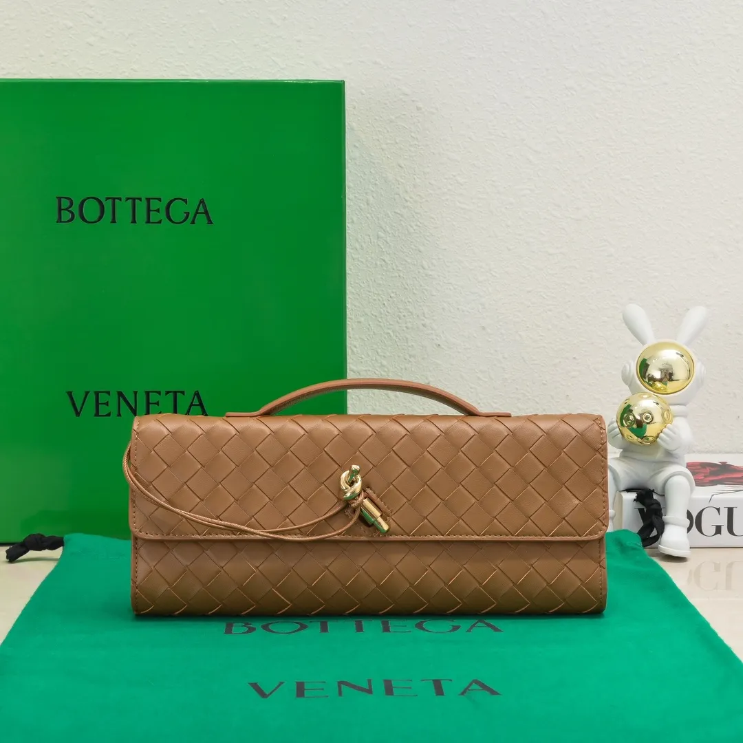 The batch of 1360 BV Andiamo evening handbags has been heavily planted again~ The designer aesthetics in the era of economic downturn are back. I fall in love with it at first sight and can't put it down. It's so beautiful and full of aura. The shape and texture are very competitive. It's light in weight and has sufficient capacity. It's a must-have for fashionistas. It's suitable for many occasions, minimalist, high-end and light luxury. Model No.: 741511 Size: 31*13*3cm